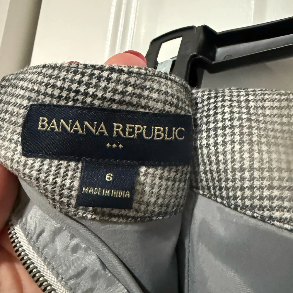 Banana Republic Gray Plaid Wool Skirt (Size 6) - Picture 3 of 6